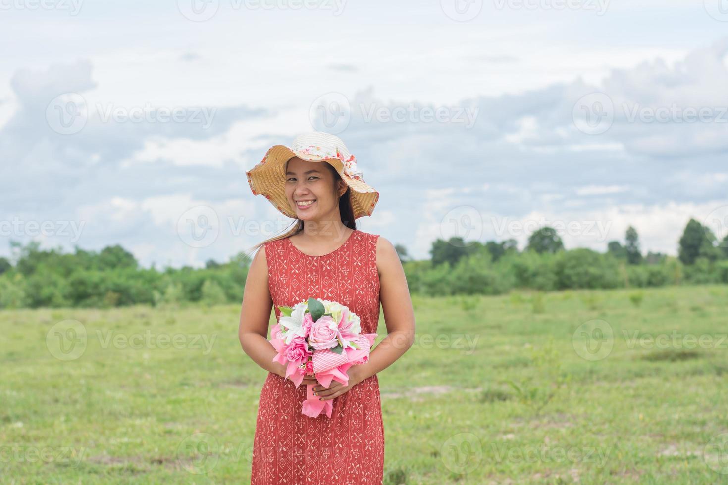 giovane donna rilassante in un campo verde foto