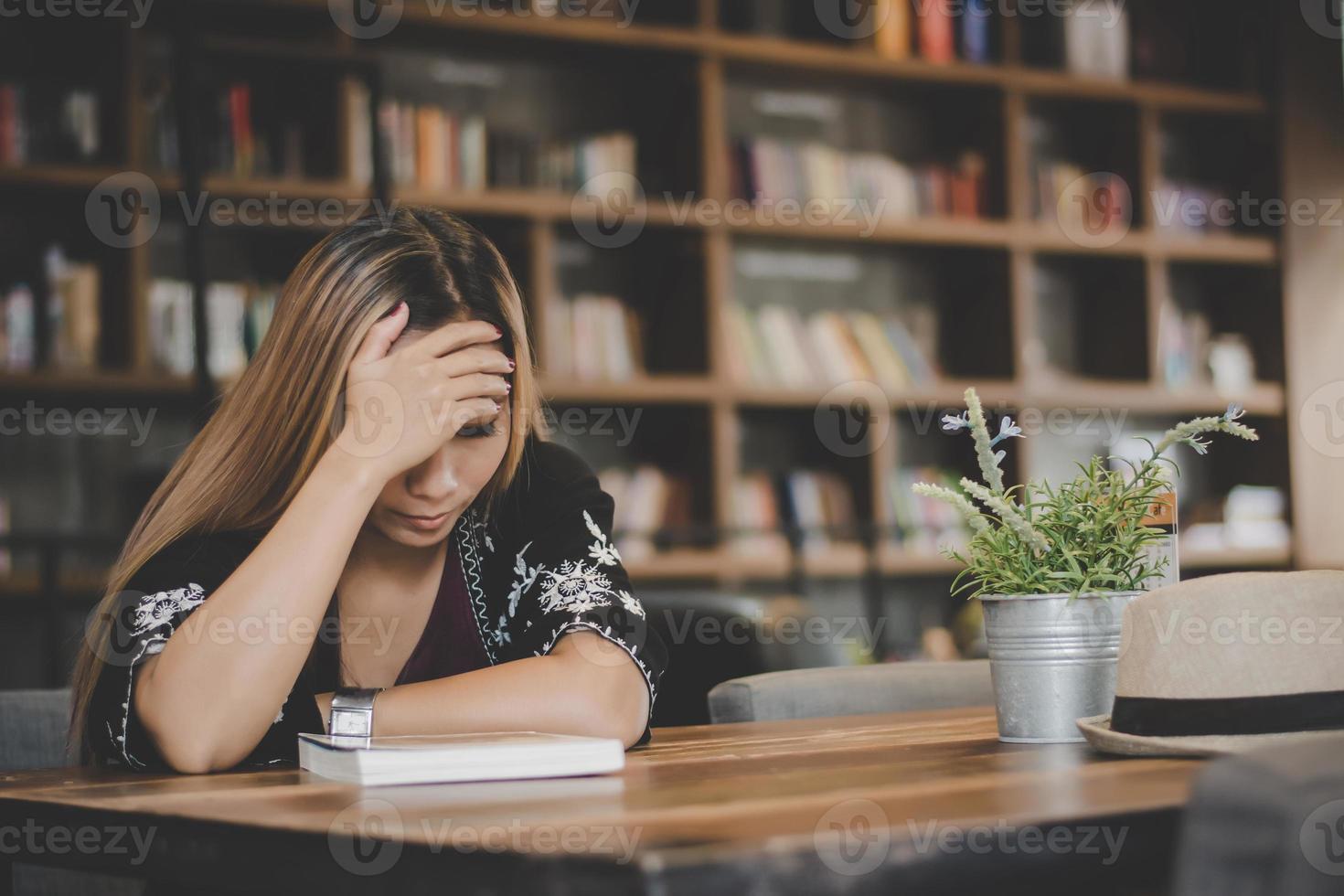 donna d'affari sensazione di stress mentre è seduto al bar foto