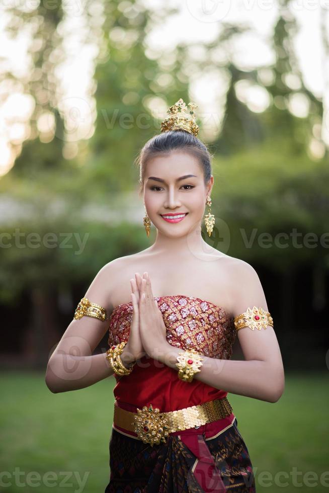 bella donna che indossa un tipico abito thailandese foto