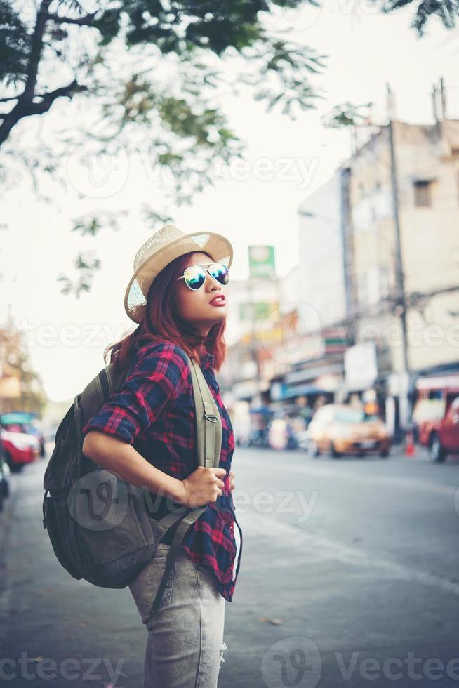 donna hipster zaino in spalla in città foto