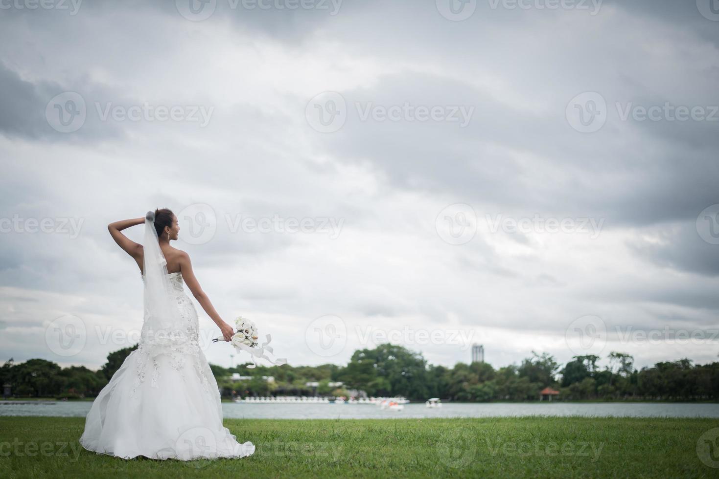 bella sposa con fiori, trucco da sposa e acconciatura foto