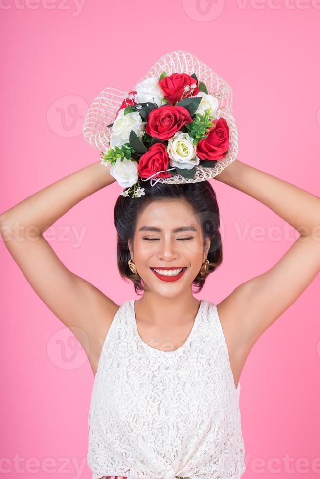 ritratto di una bella donna con bouquet di fiori foto