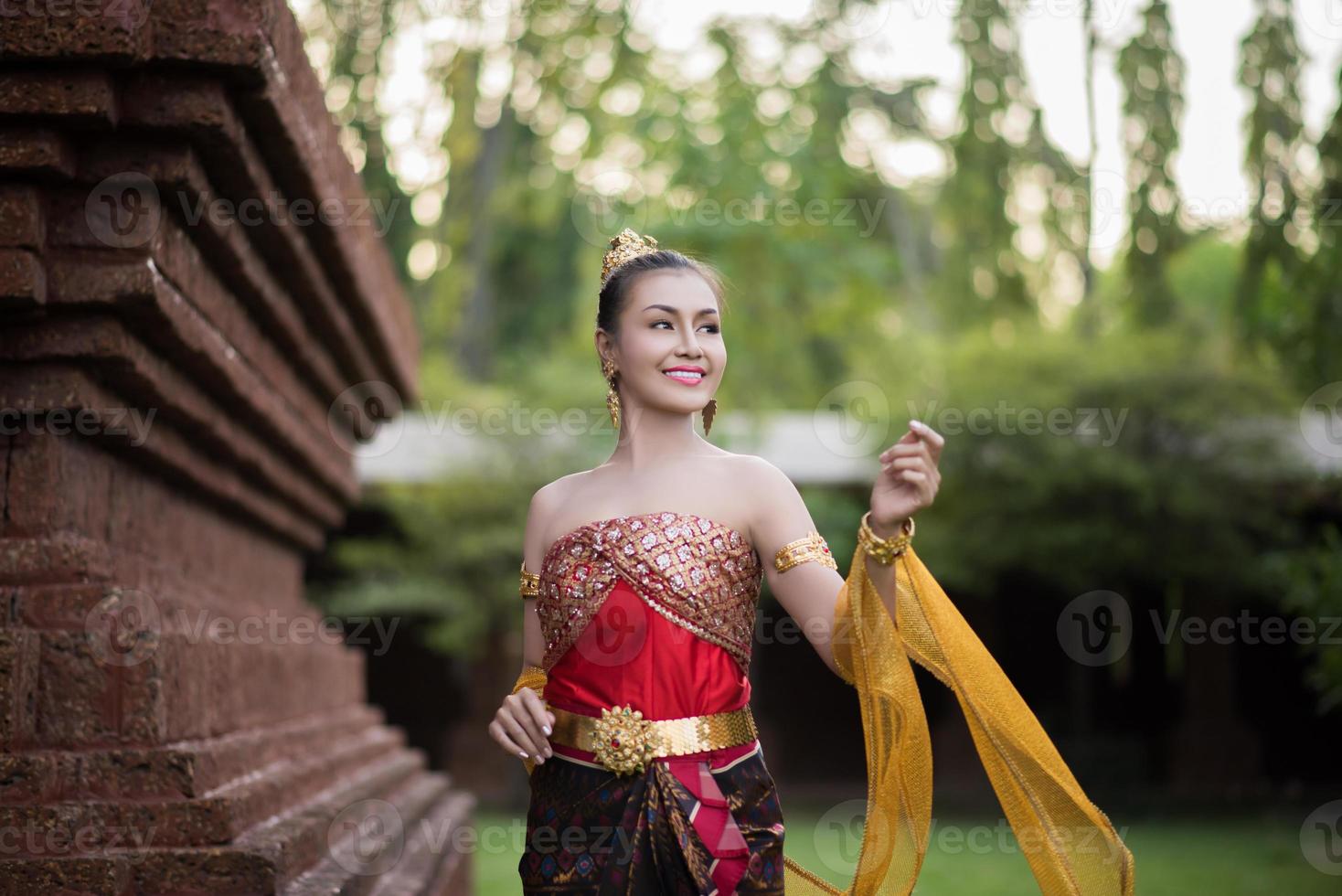 bella donna che indossa un tipico abito thailandese foto