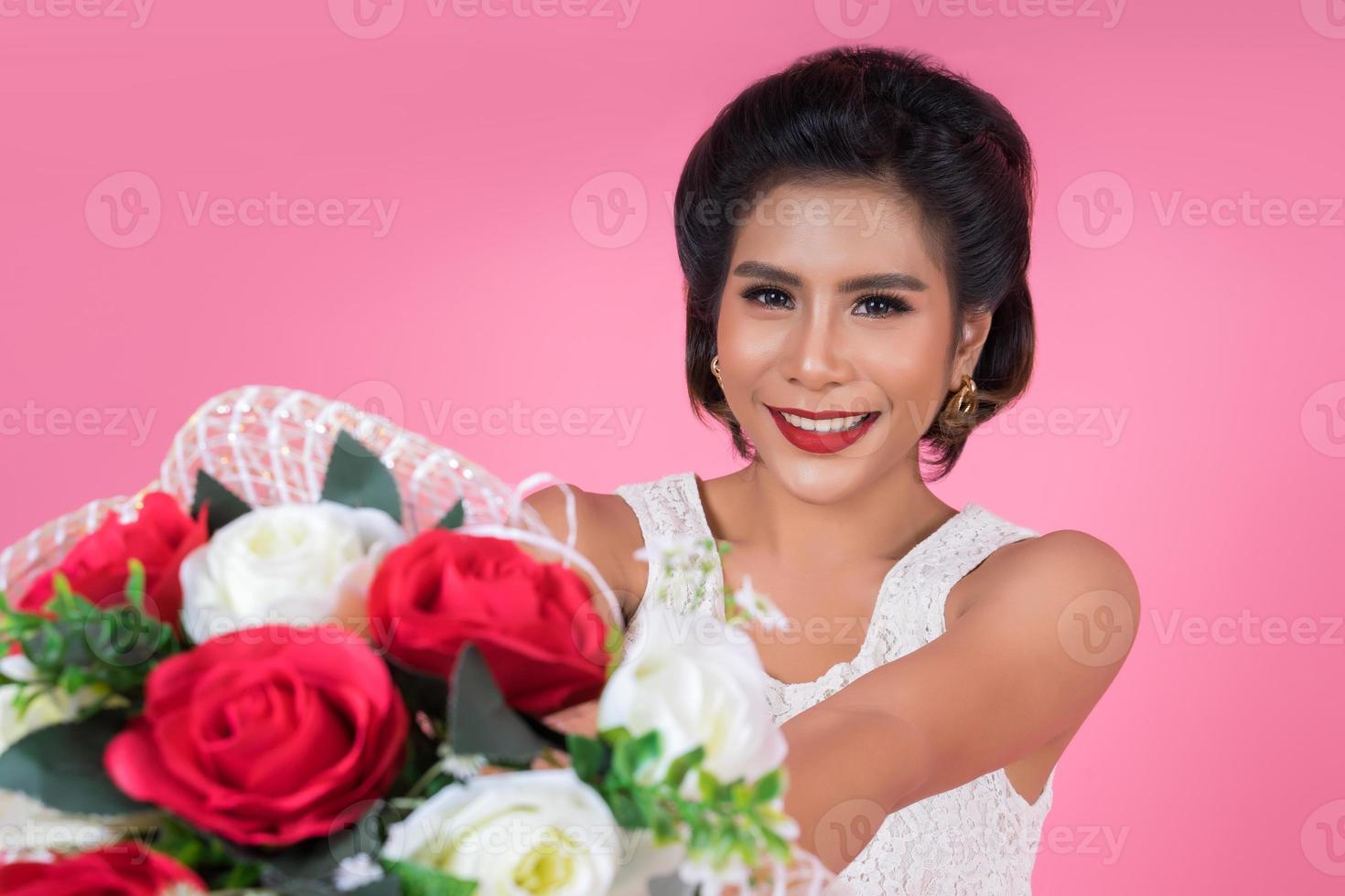 ritratto di una bella donna con bouquet di fiori foto