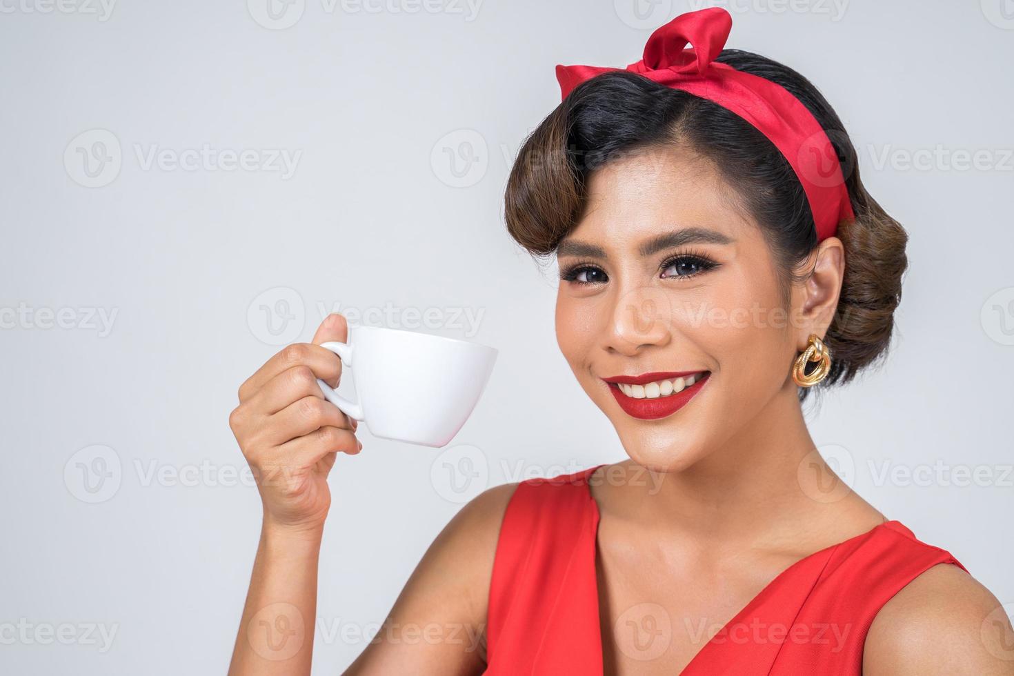 felice donna alla moda mano che tiene tazza di caffè foto