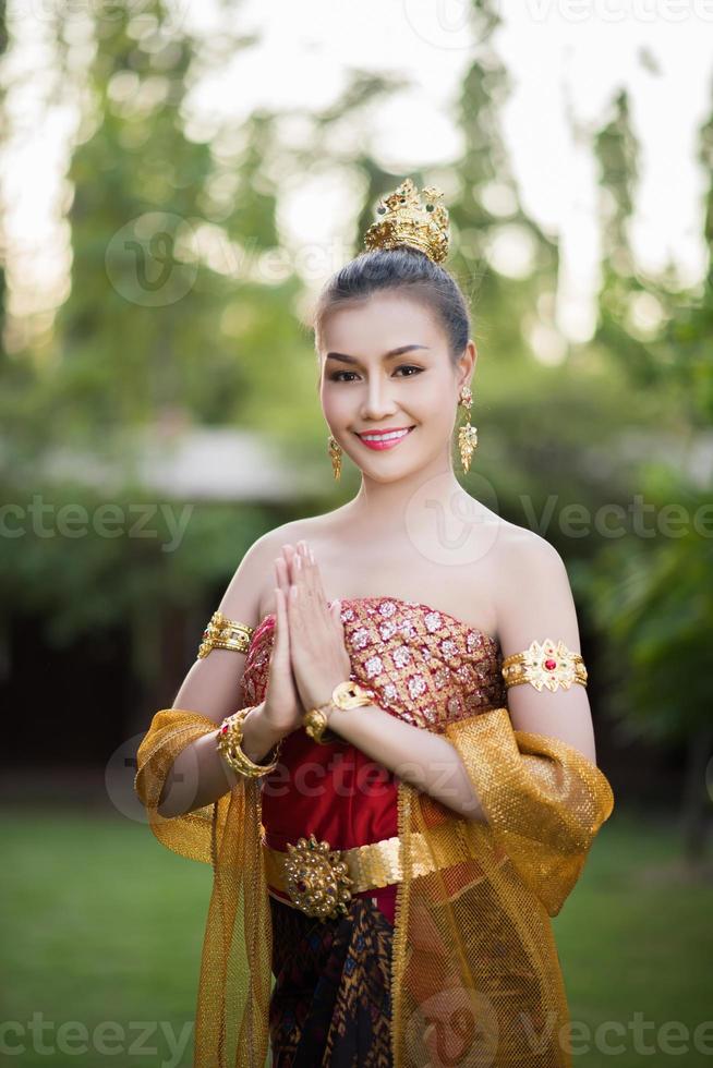 bella donna che indossa un tipico abito thailandese foto