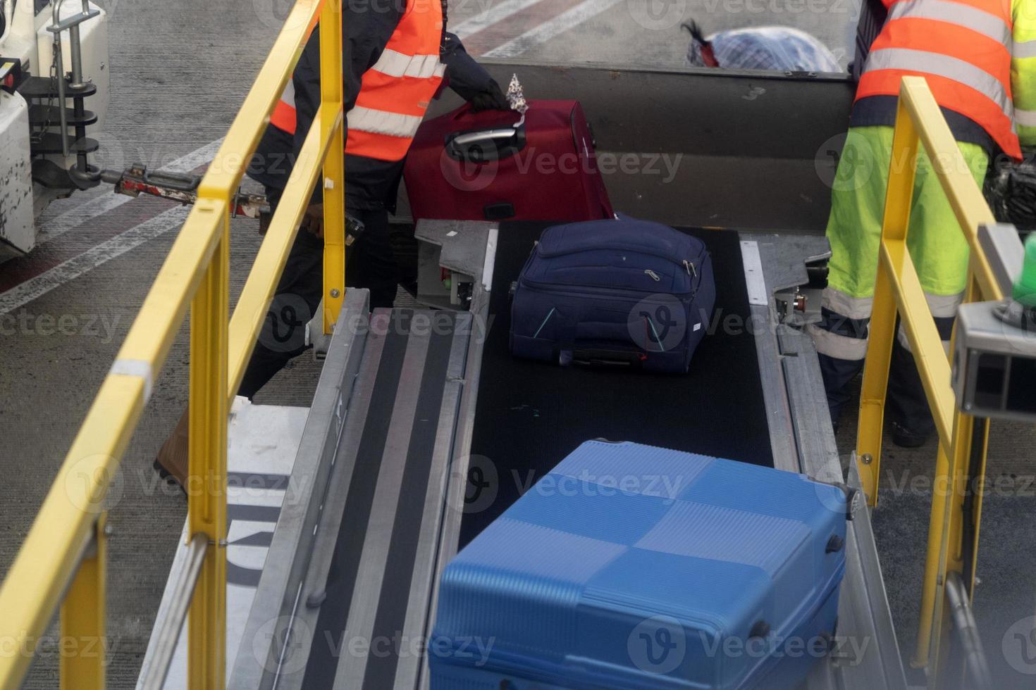 bagaglio Caricamento in corso su aereo foto