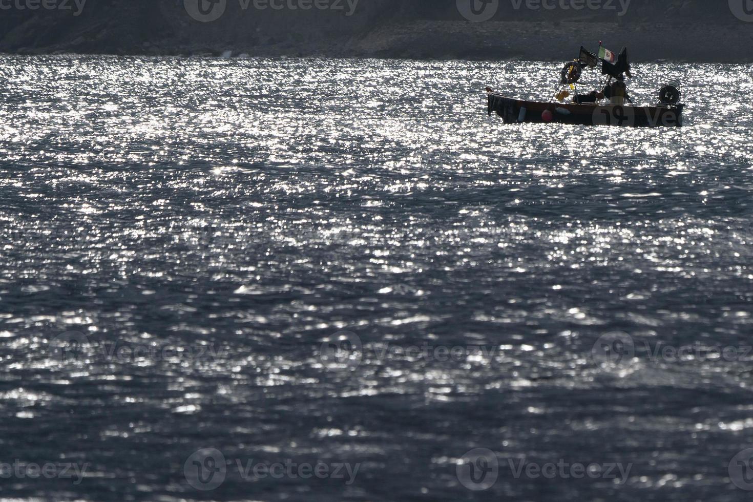 pesca barca silhouette a tramonto nel alassio Italia foto