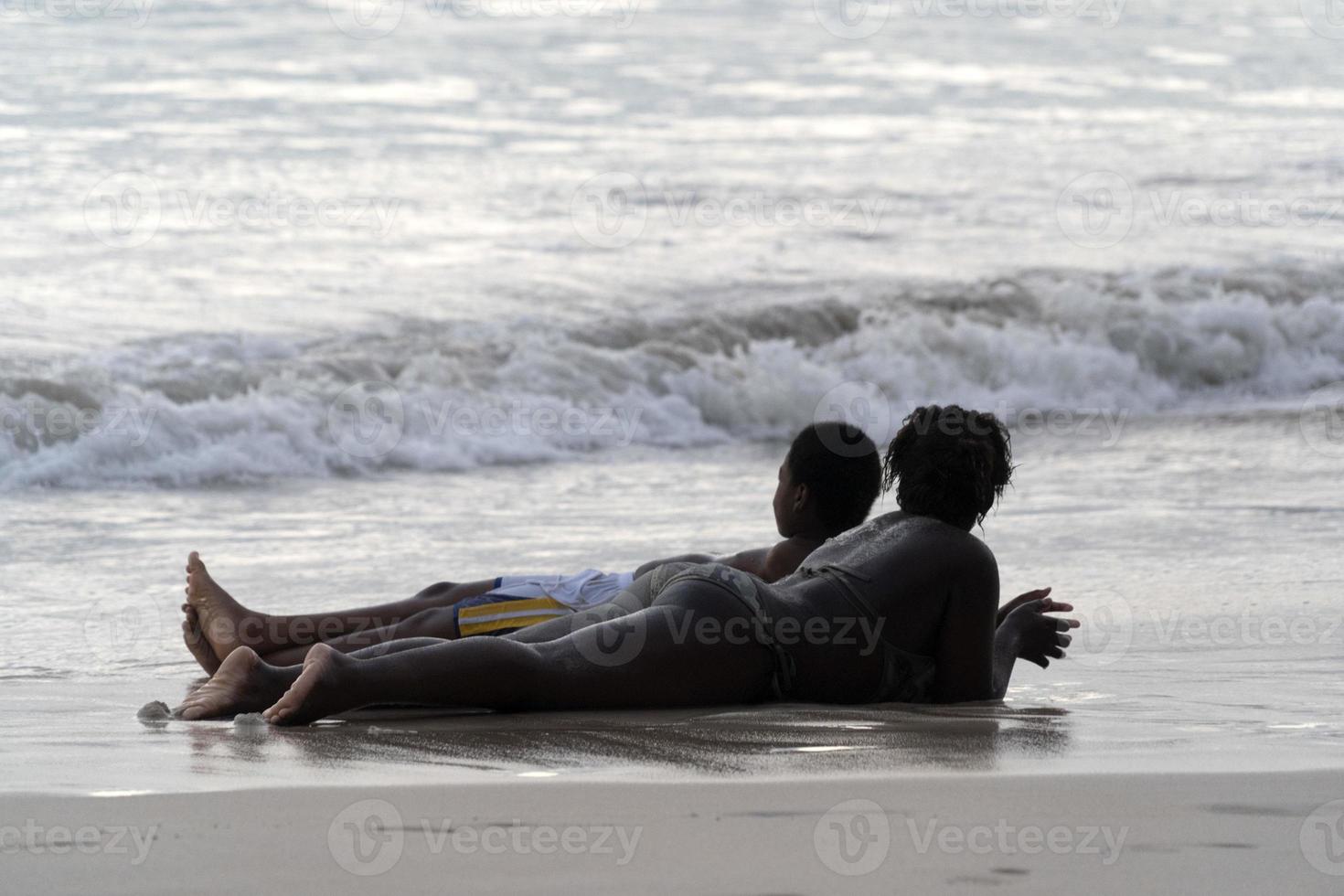 mahe, Seychelles - agosto 13 2019 - giovane creolo persone avendo divertimento su il spiaggia foto