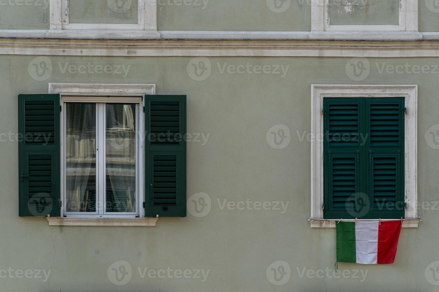 italiano bandiera su finestra durante coronavirus quarentine foto