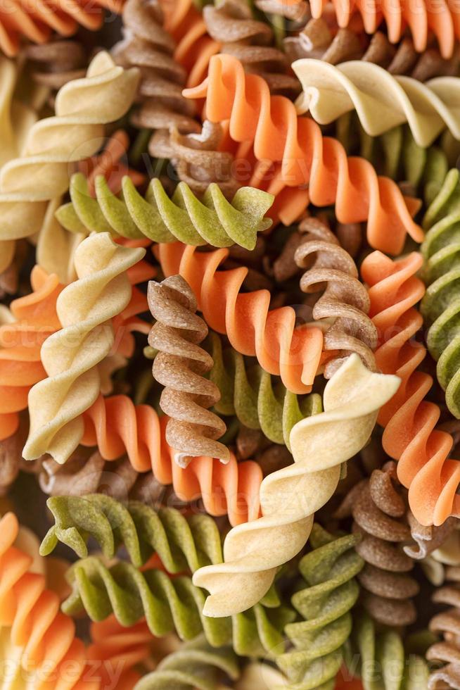 un' varietà di fusilli pasta fatto a partire dal diverso tipi di legumi, verde e rosso Lenticchie, mung fagioli e Ceci. senza glutine pasta. foto