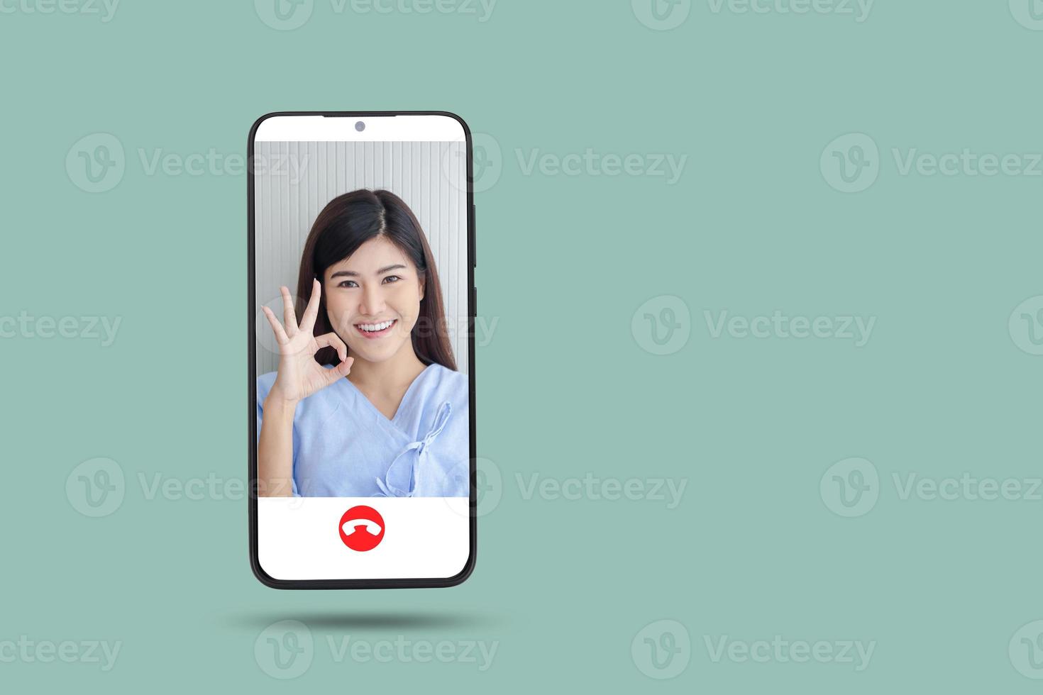 nero smartphone concetto Collegare per comunicazione attraverso in linea tecnologia. il medico può esaminare il paziente attraverso video chiamata. leggero verde sfondo. ritaglio sentiero. femmina paziente pollici su ok foto