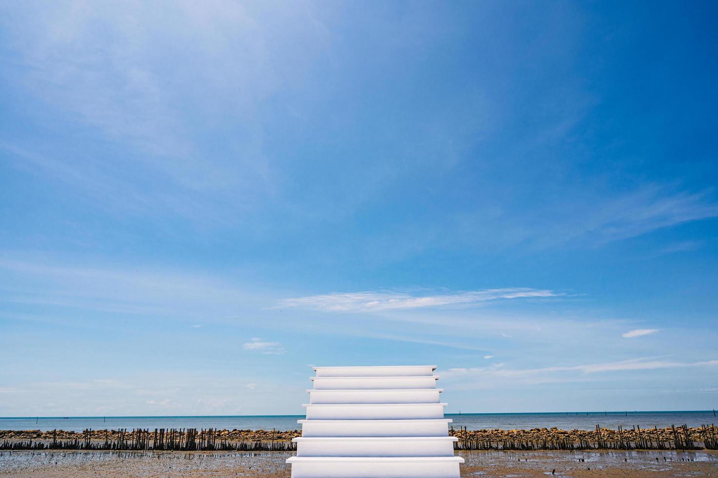 bellissimo paesaggio marino e blu cielo con bianca scala per il cielo accanto il mare nel thailandia.bella paesaggio marino e blu cielo con bianca scala per il cielo accanto il mare nel Tailandia. foto