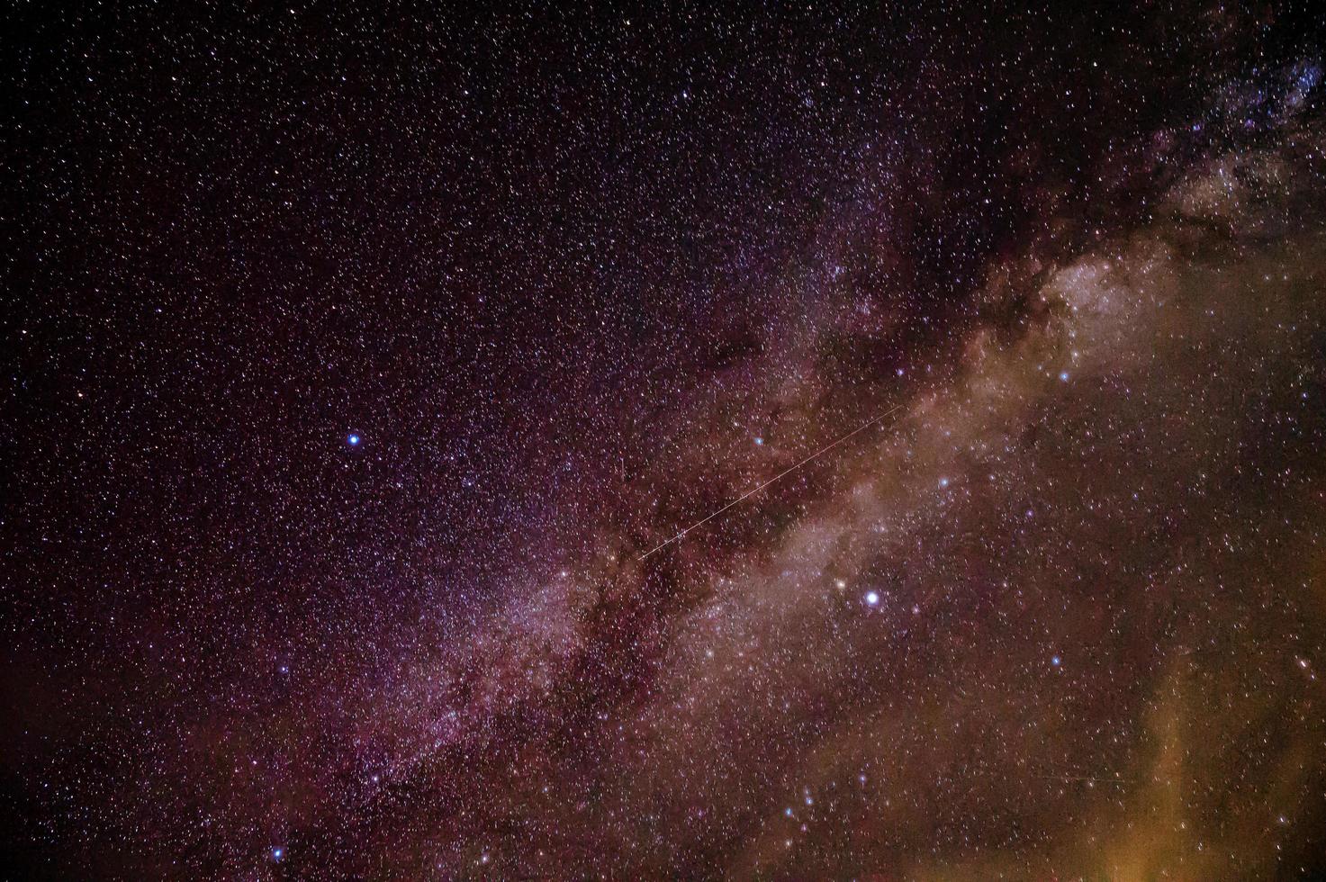 paesaggio Visualizza con latteo modo galassia e milione stella su il cielo nel notte tempo foto