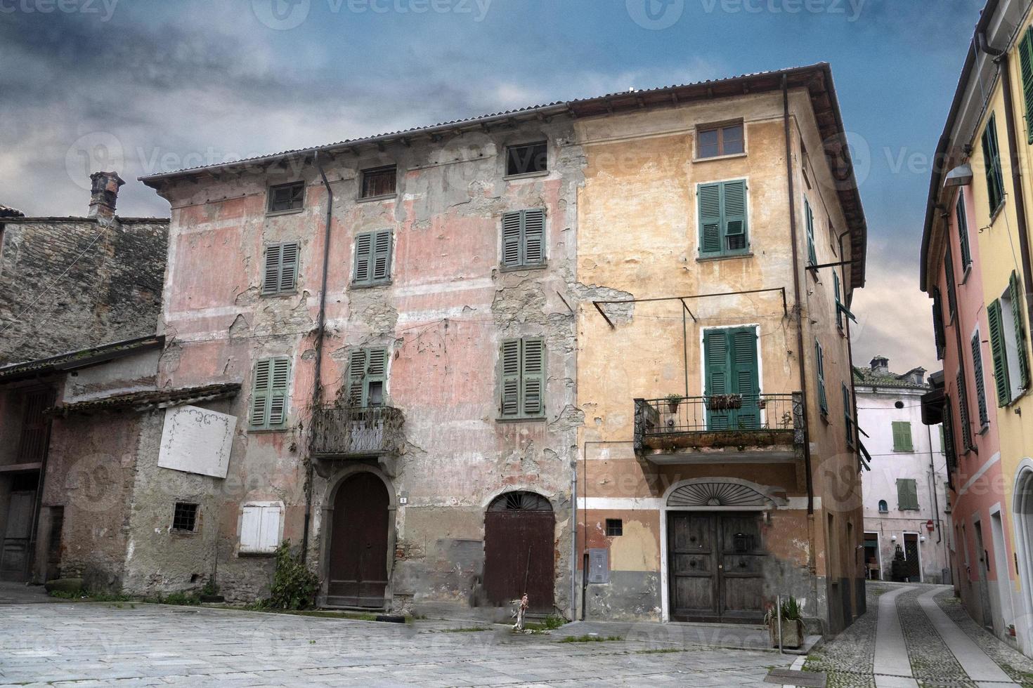 Garbagna italiano medievale villaggio foto