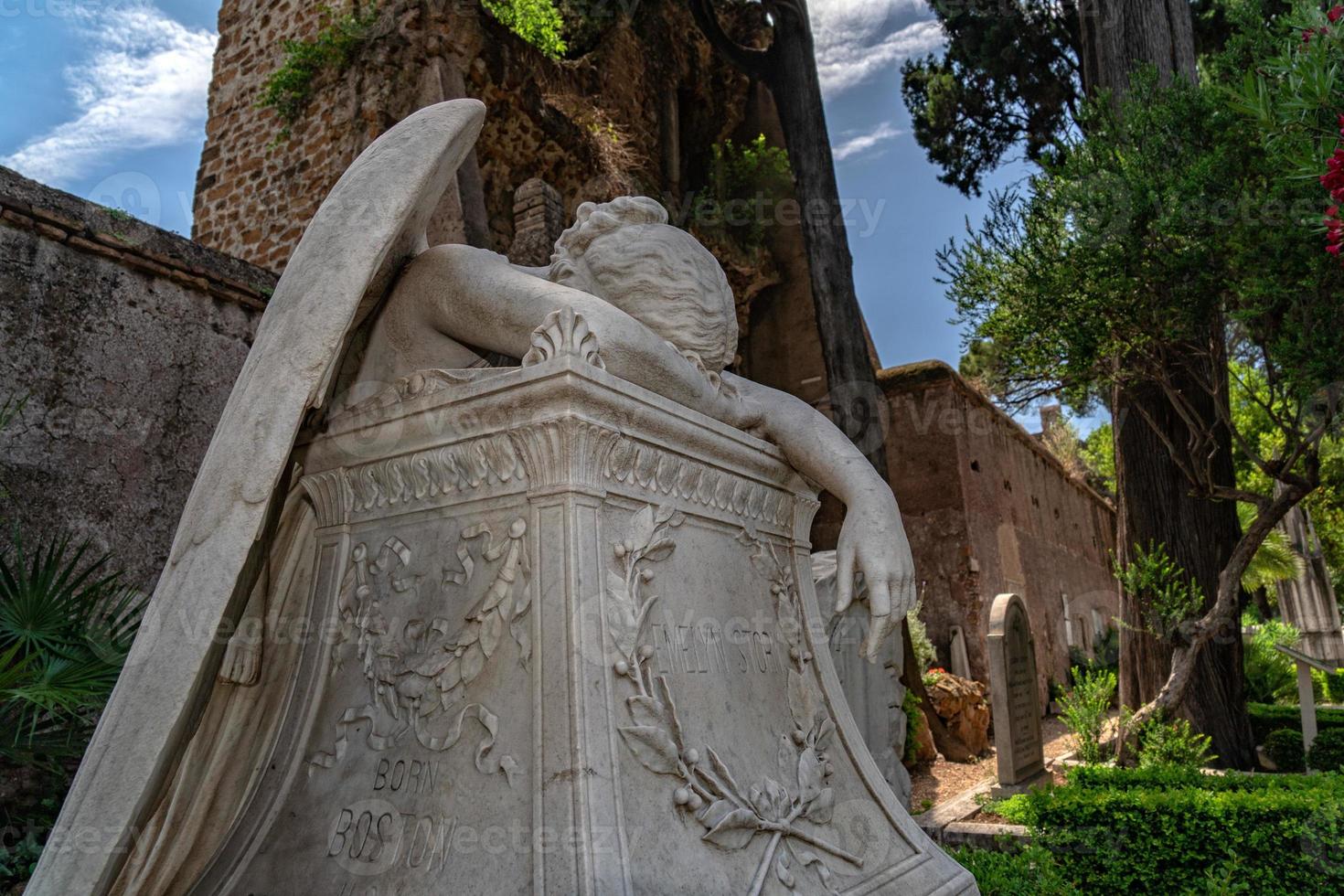 caduto angelo tomba tomba nel Roma acattolico cimitero foto