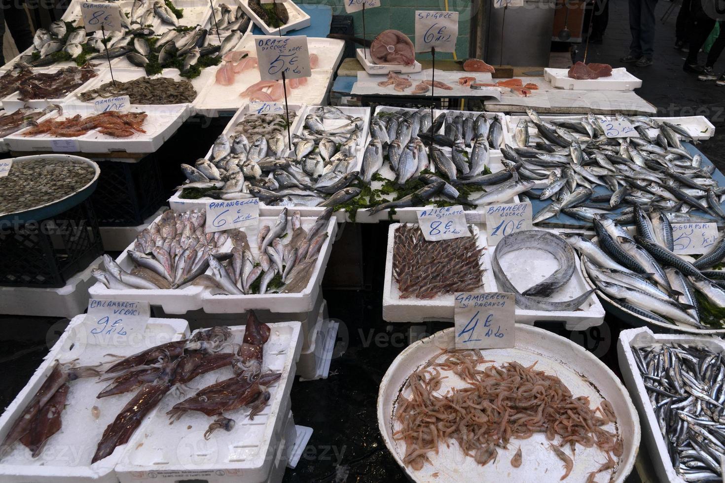 Napoli strada pesce mercato nel spagnolo quartiere foto