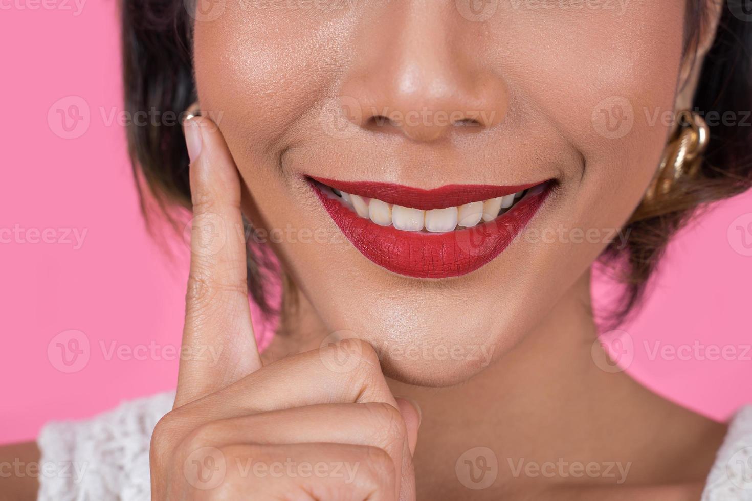 primo piano della donna alla moda con le labbra rosse foto