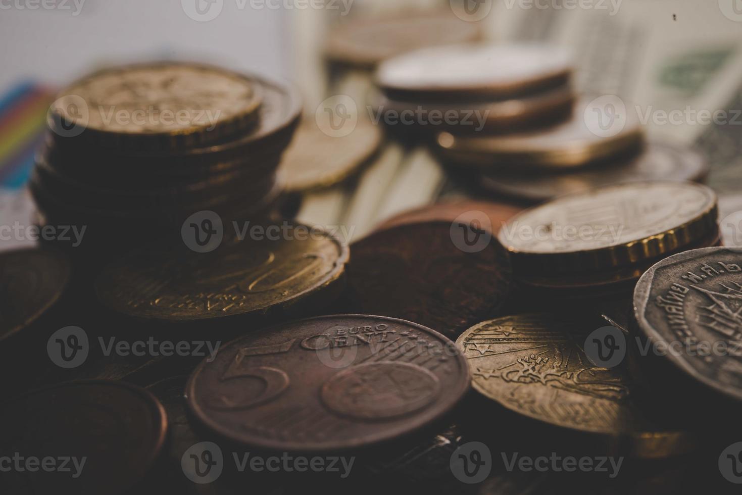 primo piano di monete di valuta euro foto