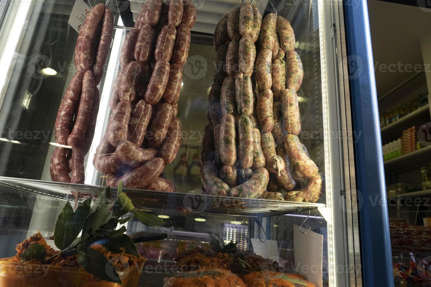 fresco salsiccia per vendita nel Napoli strada negozio foto