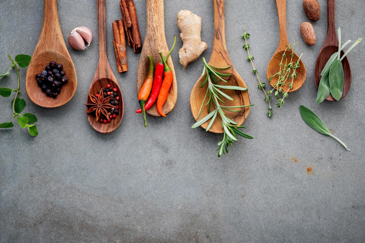 spezie ed erbe aromatiche in cucchiai di legno foto