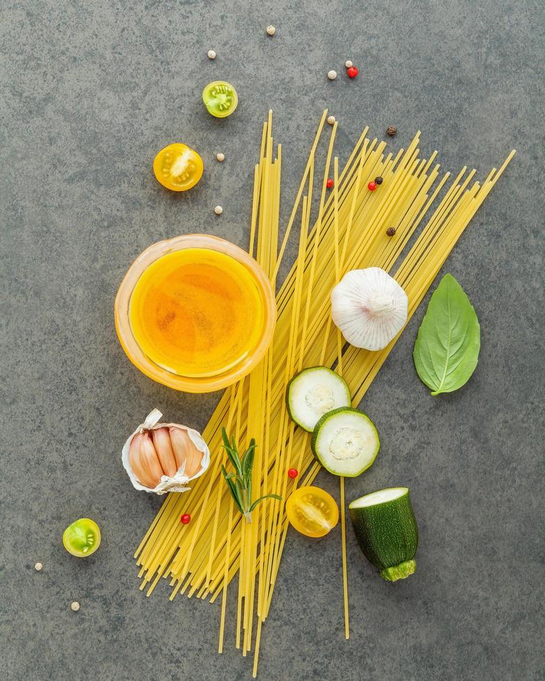 spaghetti con gli ingredienti foto
