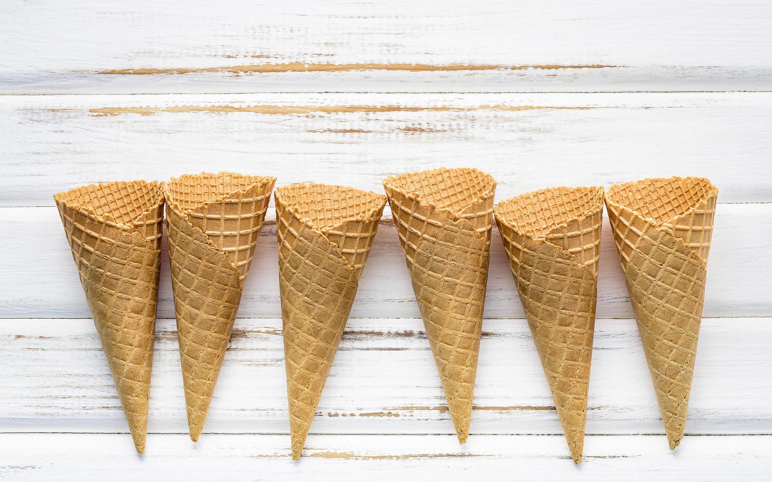 coni gelato su uno sfondo di legno bianco foto