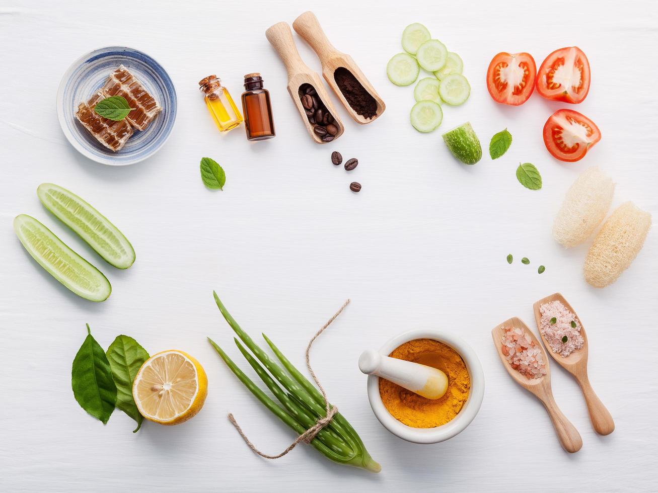 cornice di ingredienti da cucina su bianco foto