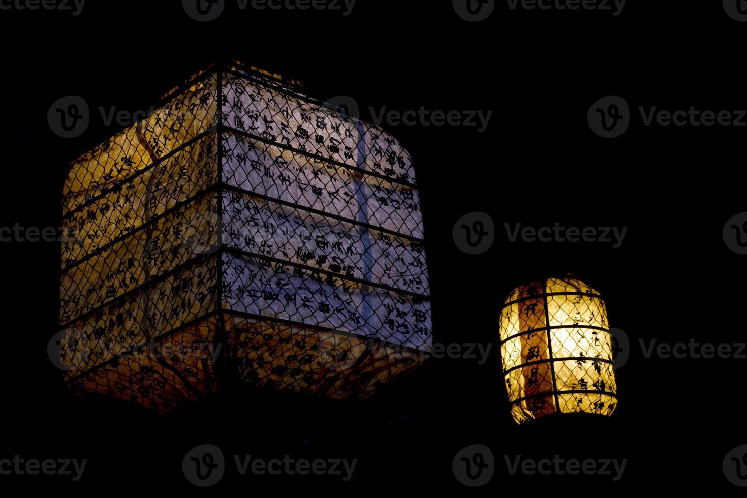 giapponese lanterna raggiante nel il nero sfondo foto