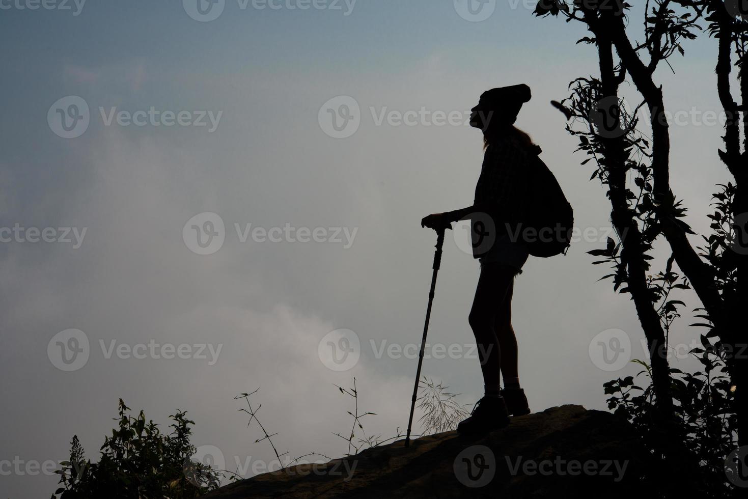 silhouette di un escursionista sulla cima di una montagna foto