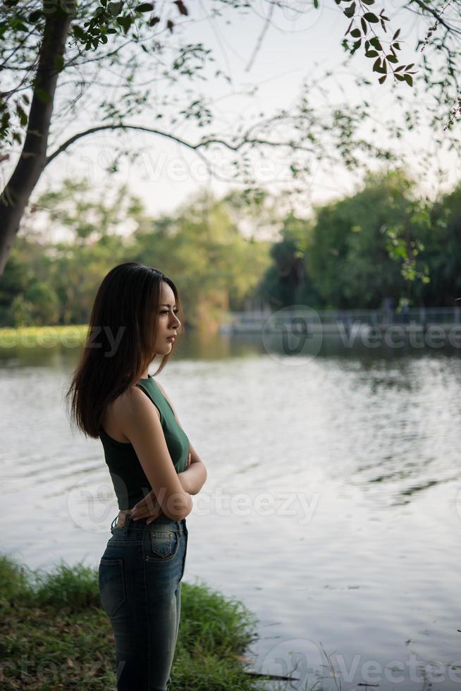 giovane ragazza carina triste in piedi nel parco foto