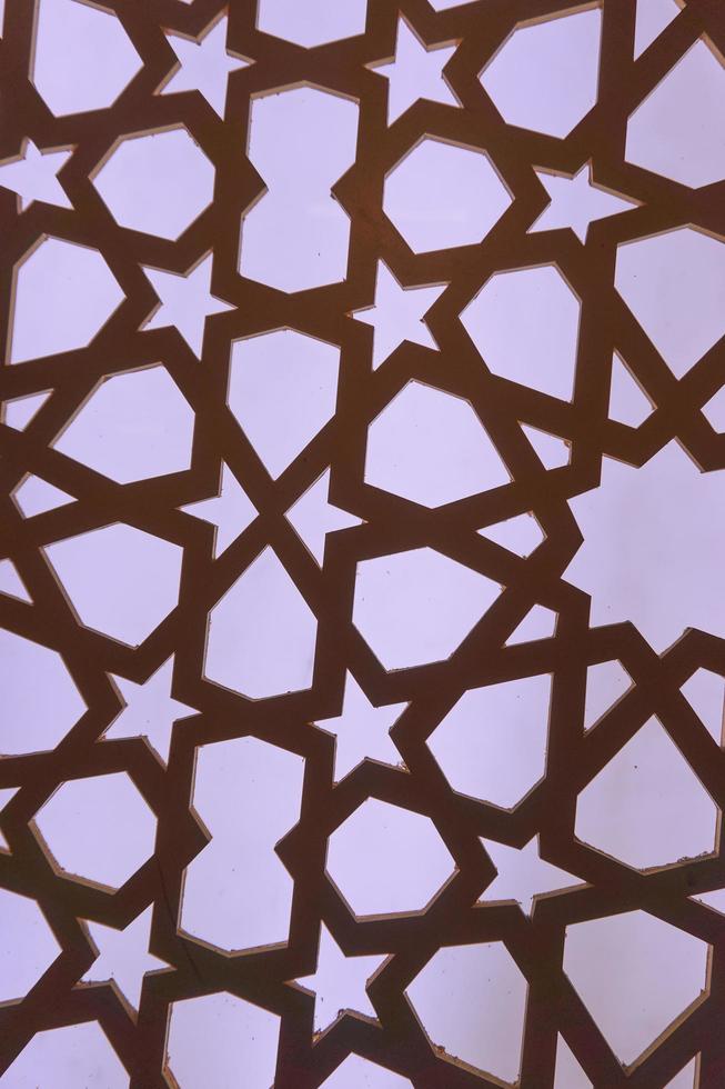 silhouette di laser tagliare modello pannello con viola luce. arabo ornamentale pannello impostare. silhouette o controluce ornamento per sfondo. foto