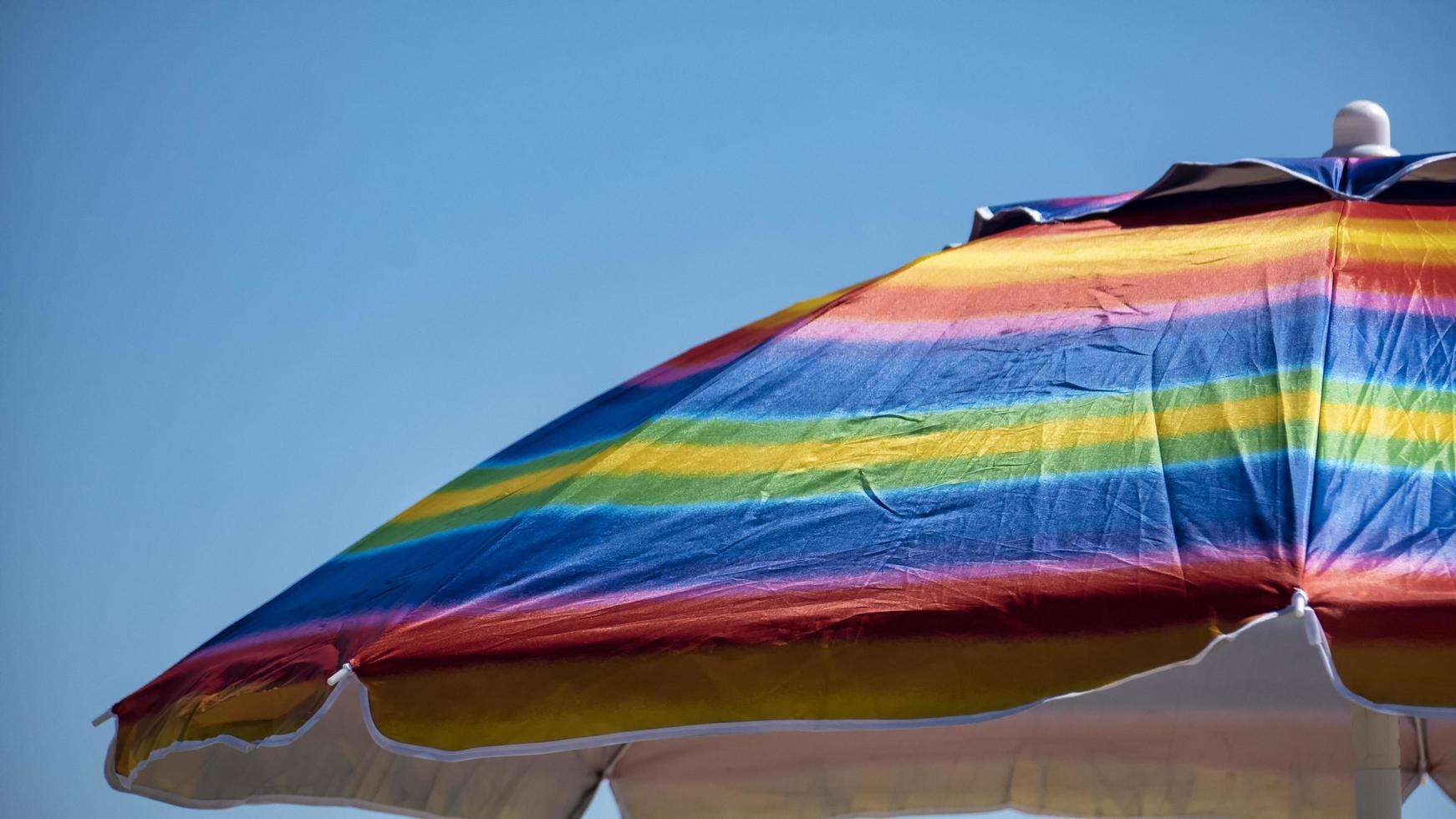 ombrellone color arcobaleno in una giornata di sole foto