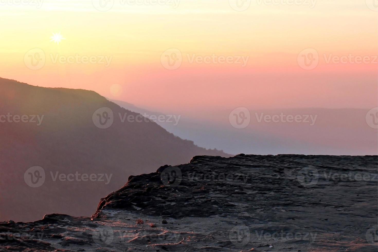 montagne e nebbia contro il cielo colorato in Thailandia foto