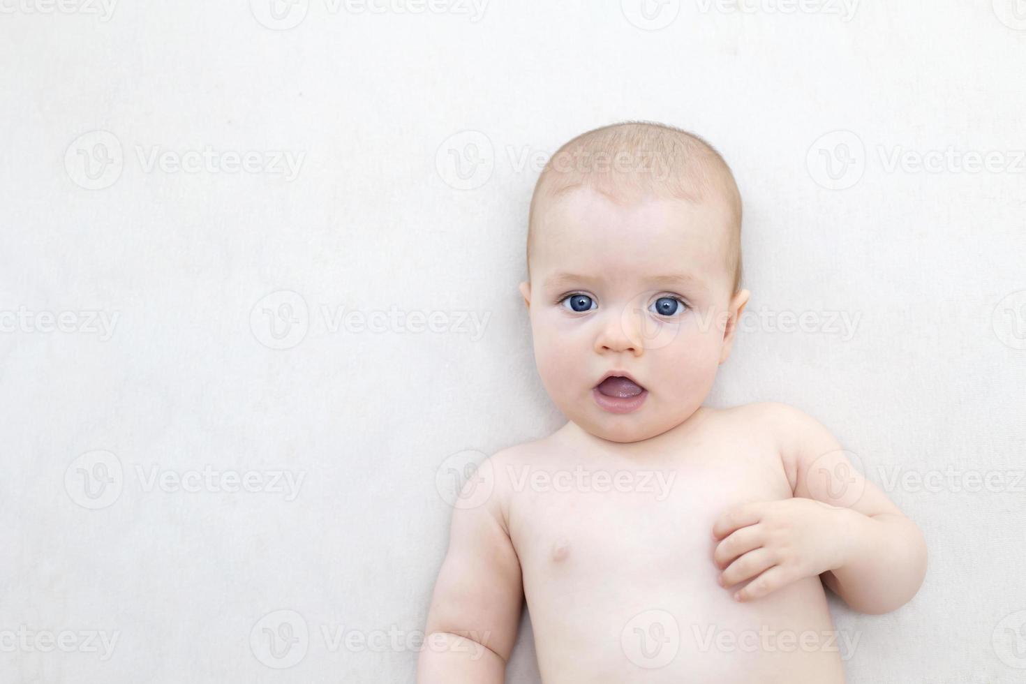 bambina carina sdraiata sul letto foto