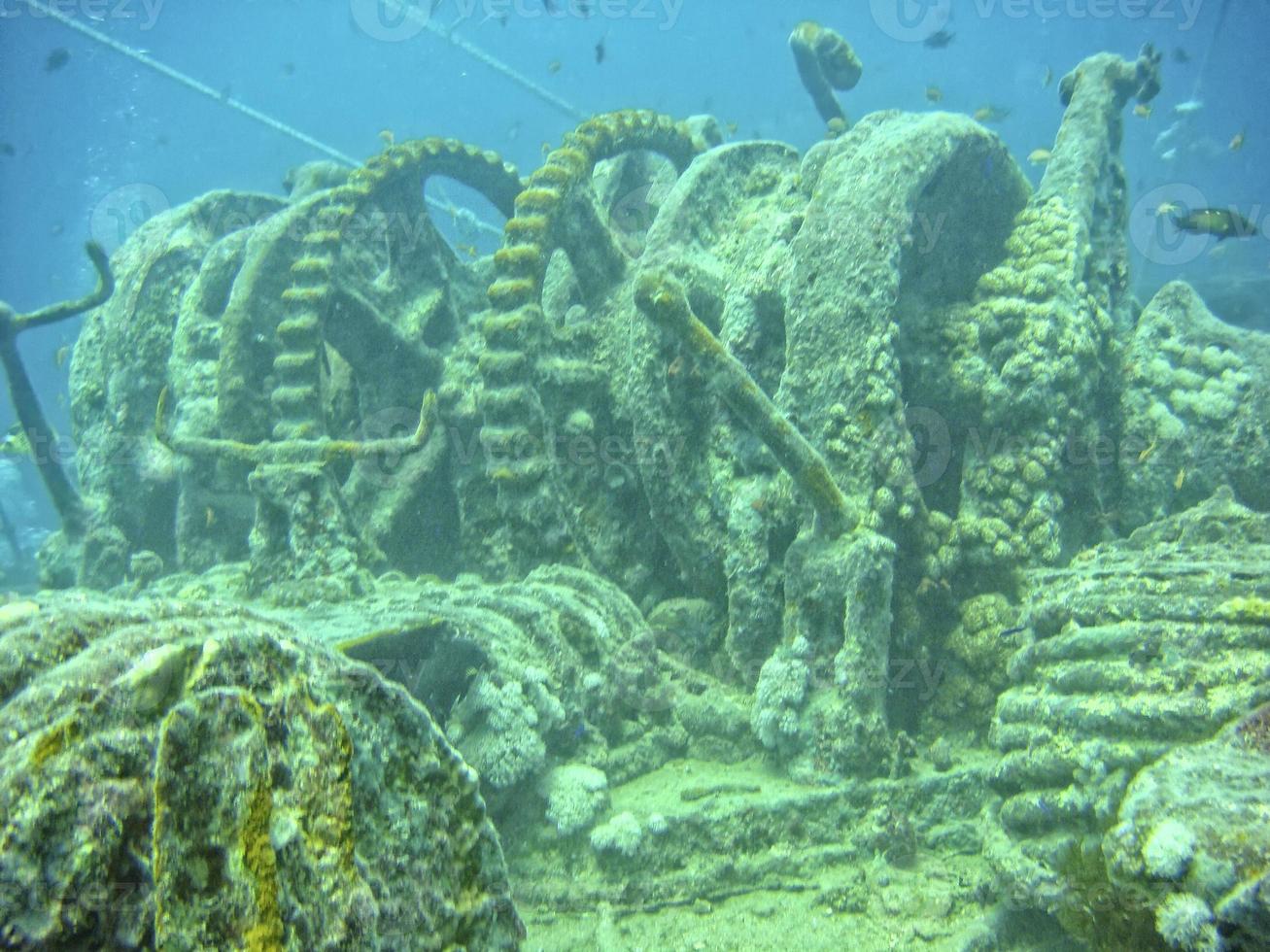 un' nave relitto nel rosso mare foto