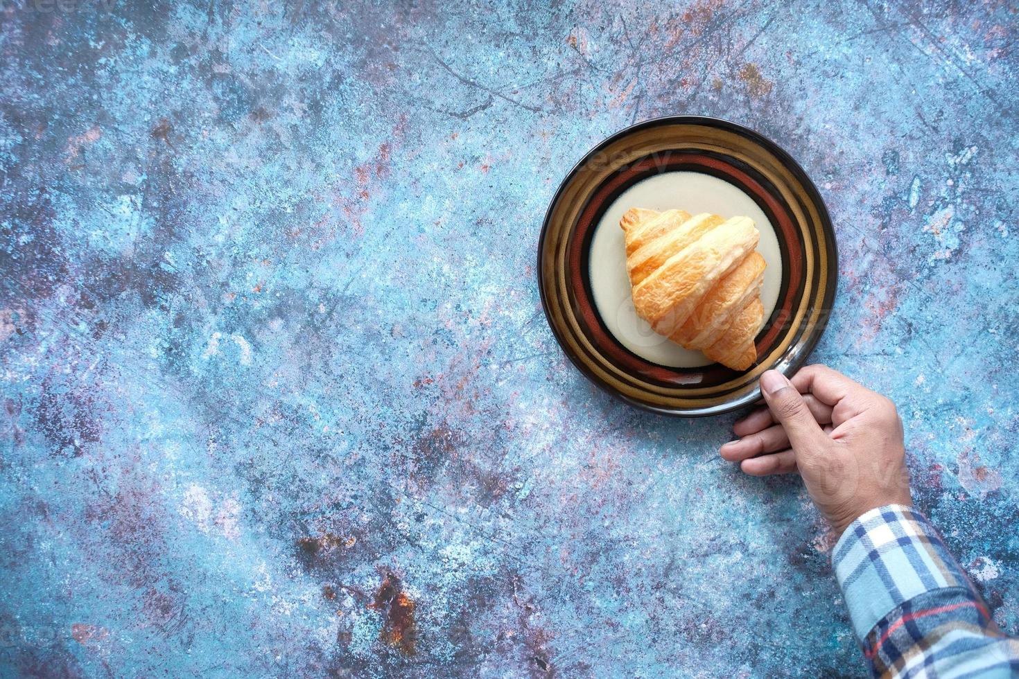 croissant appena sfornato sulla piastra con copia spazio foto