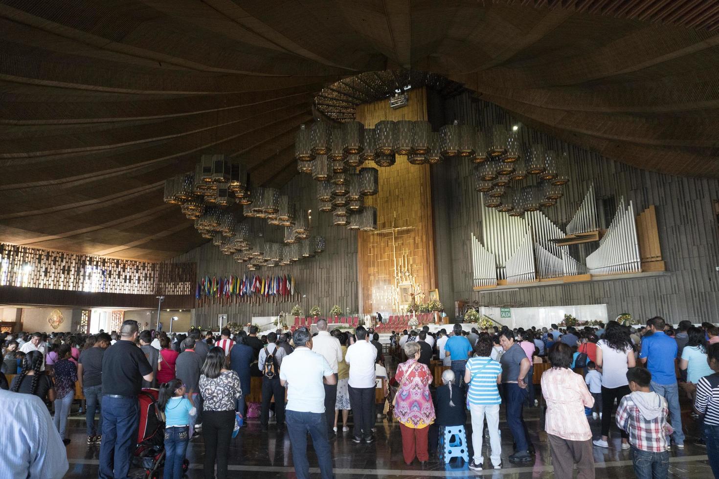 Messico città, Messico - novembre 4 2017 - pellegrini a guadalupe Cattedrale foto