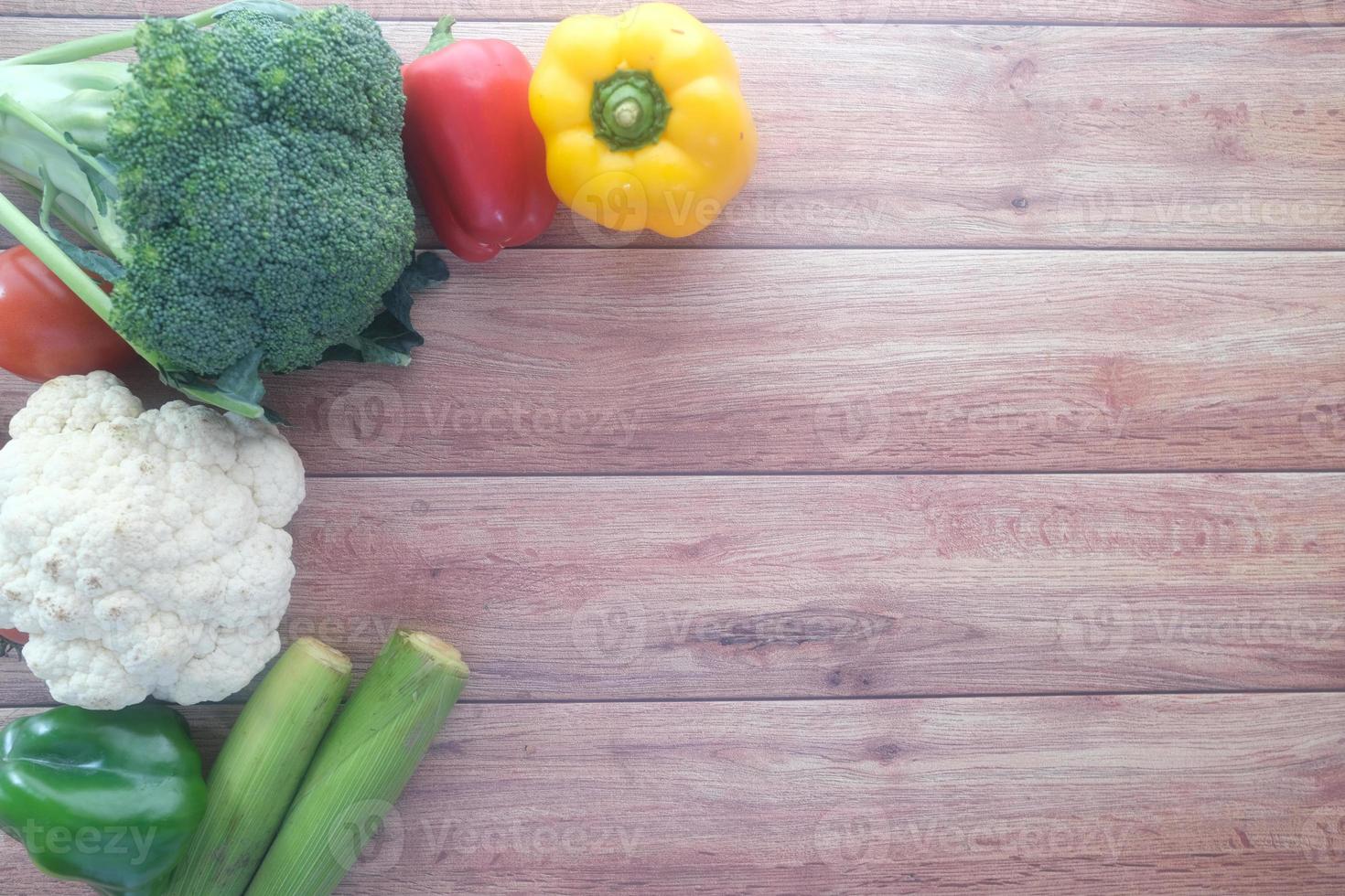 selezione di cibi sani con verdure fresche sul tavolo con spazio di copia foto