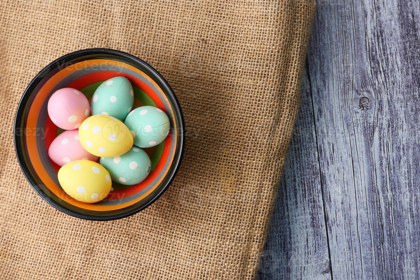 concetto di pasqua con uova su sfondo grigio foto