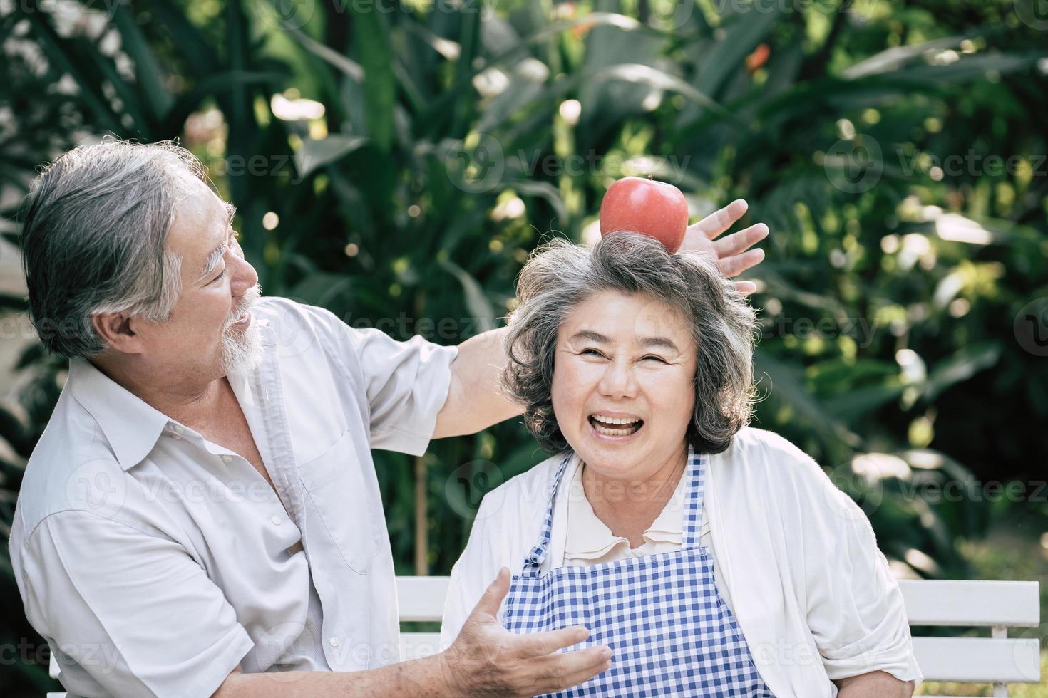 coppia di anziani che cucinano cibo sano insieme foto