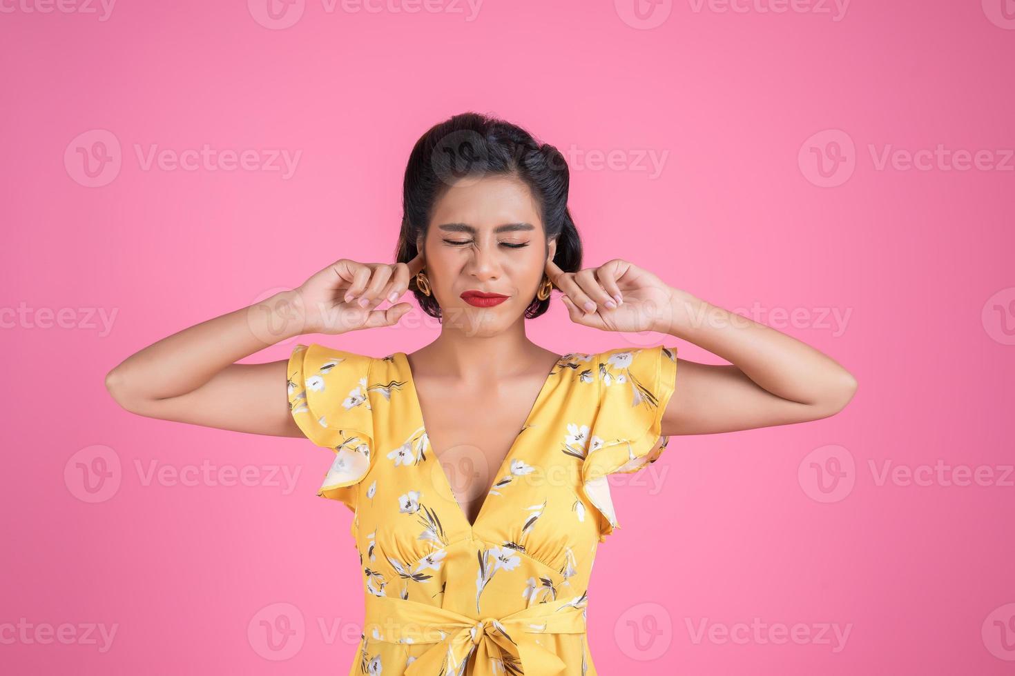 la donna di modo copre le orecchie foto