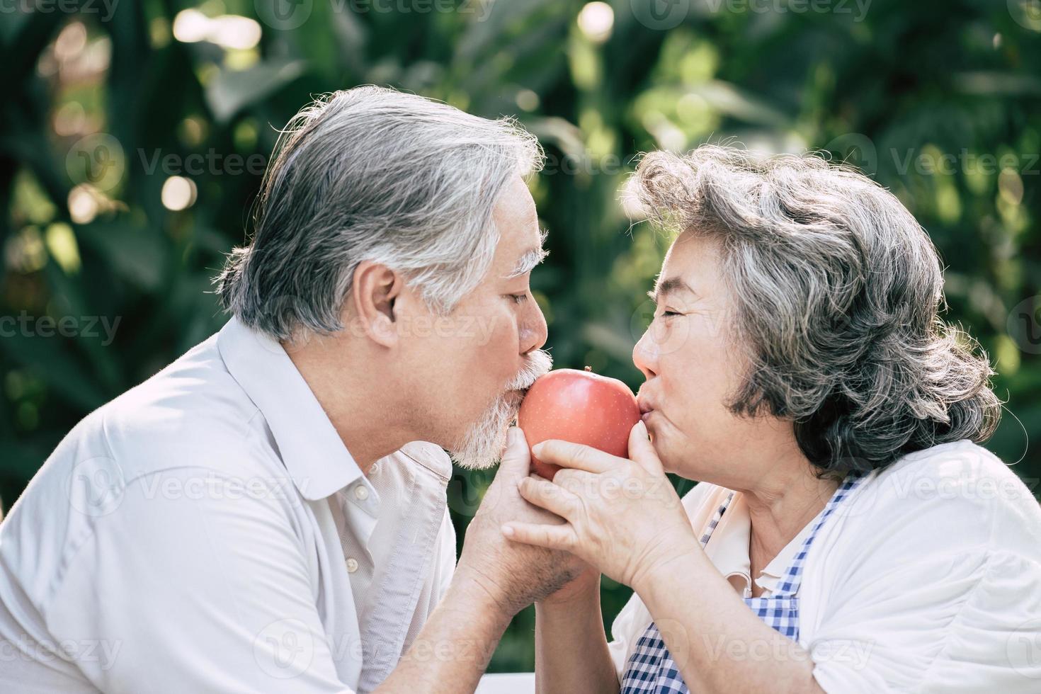 coppia di anziani che cucinano cibo sano insieme foto