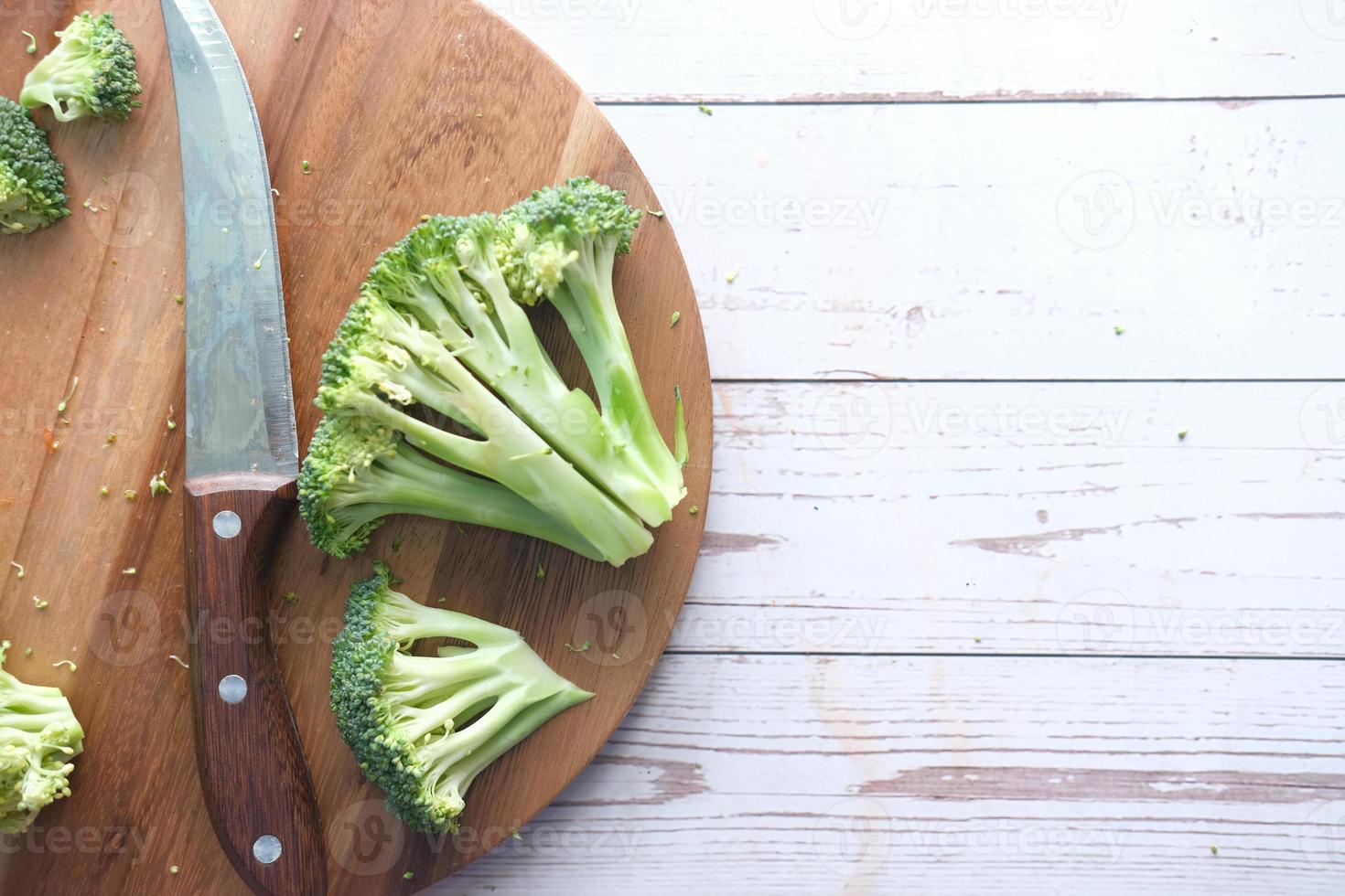 fette di broccoli e tagliere sul tavolo foto