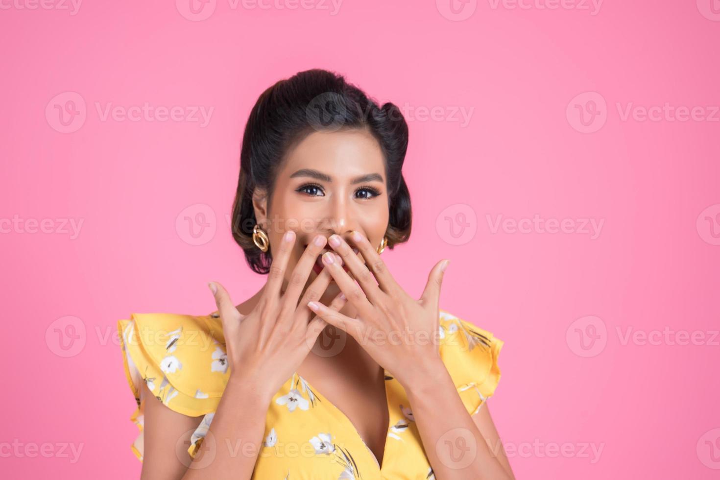 emozione di bella donna che mostra una grande sorpresa foto