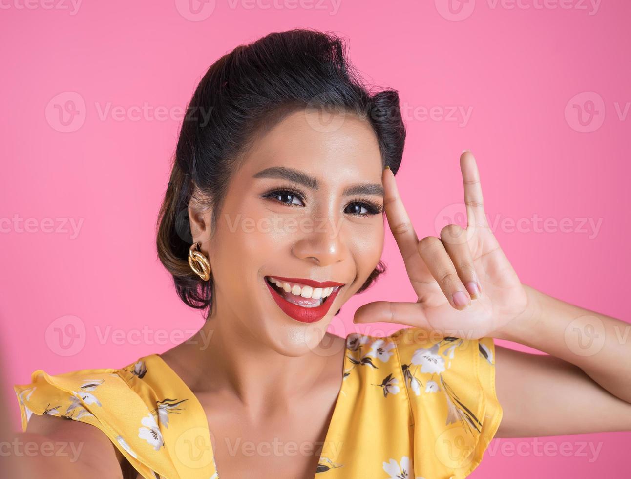 ritratto di una donna alla moda in studio foto