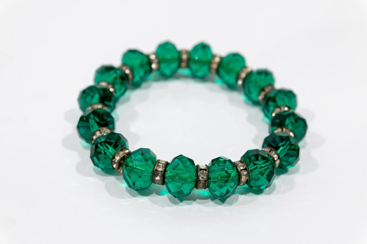 bracciale con gemme verdi isolati su sfondo bianco foto