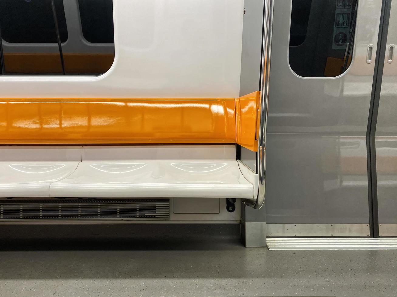 sedili della metropolitana arancioni e bianchi foto