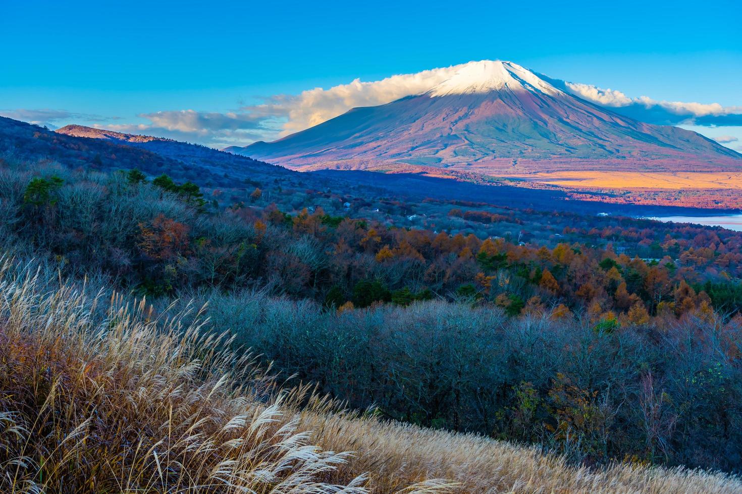 montagna fuji presso il lago yamanakako o yamanaka in giappone foto