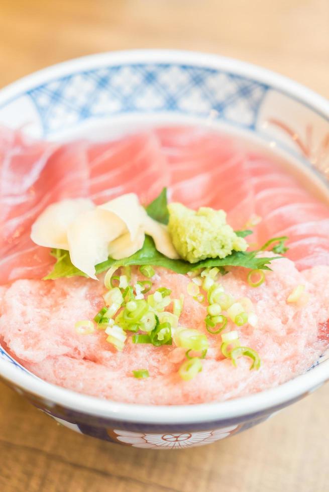 carne di tonno di pesce crudo in una ciotola di riso foto